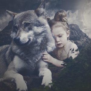 一位女性图像技术编辑正在双屏工作站前比对不同格式的图片体积数据，屏幕上是并排的色块对比图，室内灯光偏冷，键盘旁放着保温杯，氛围严谨细致